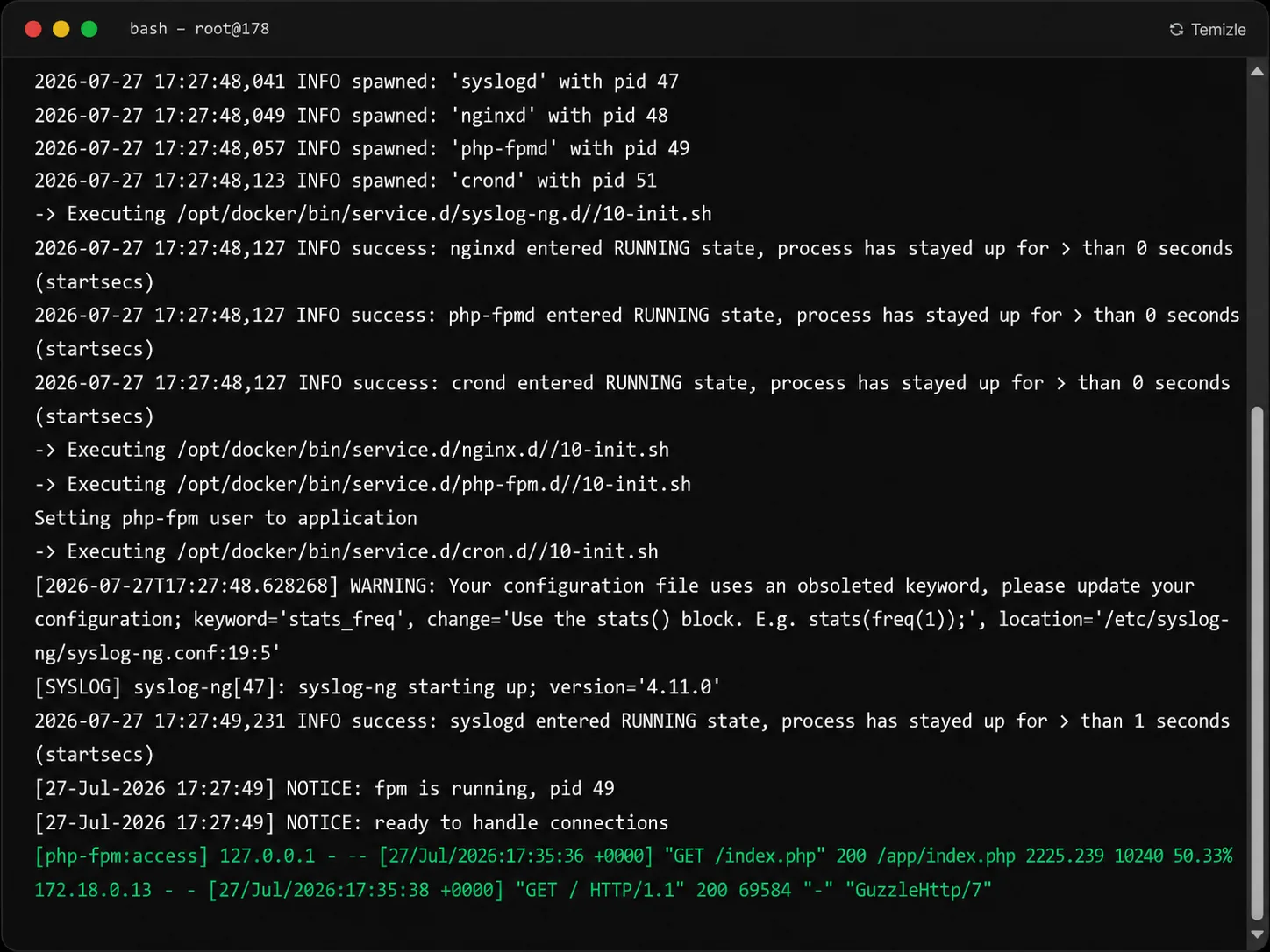Skyversal üzerinde canlı deploy log akışı (koyu tema) — servisler saniyeler içinde ayağa kalkıyor